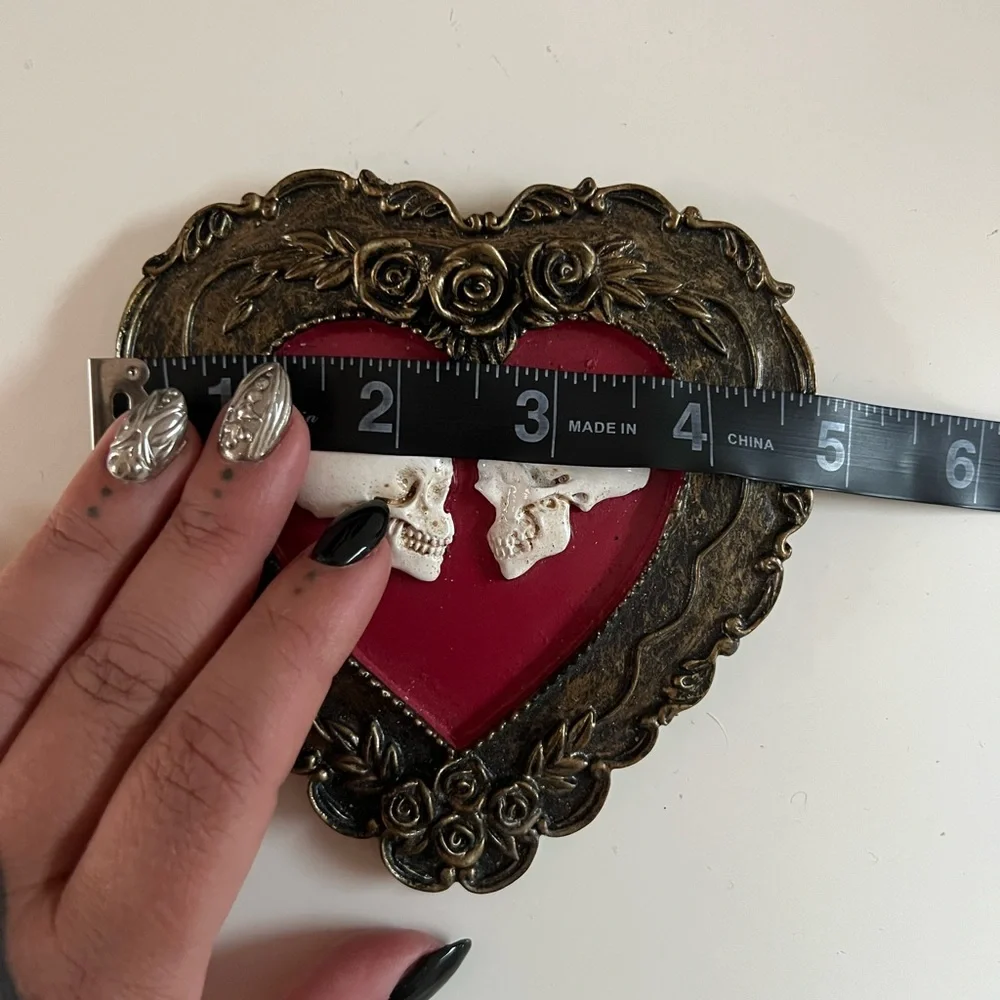 Heart-Shaped Skull Wall Decor - Picture 4 of 5